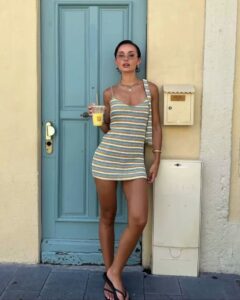 Mulher jovem com peças de verão em look para a estação.