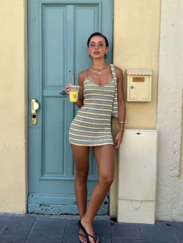 Mulher jovem com peças de verão em look para a estação.