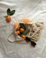 Saco de compras com laranjas