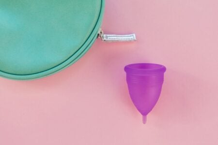 vista superior de coletor menstrual e necessaire