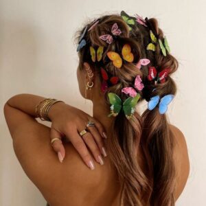 Mulher de pele clara, com cabelo claro, decorado com borboletas