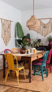 Espaço com mesa de madeira com gavetas, e cadeiras em amarelo, azul e vermelho