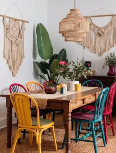 Espaço com mesa de madeira com gavetas, e cadeiras em amarelo, azul e vermelho
