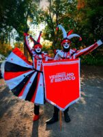 Personagens Colombina e Pierrot vestidos de vermelho, branco e preto
