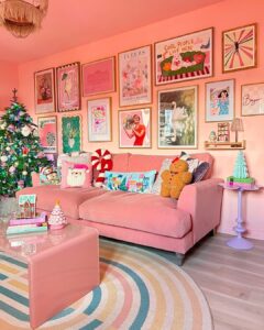Sala de estar com estilo dopamine decor