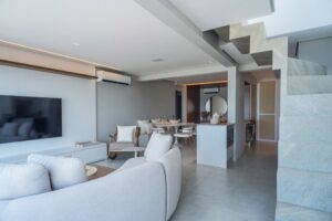 Sala de estar com mesa de jantar e ar-condicionado