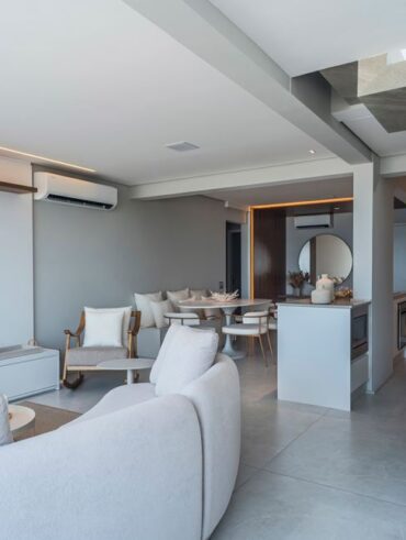 Sala de estar com mesa de jantar e ar-condicionado