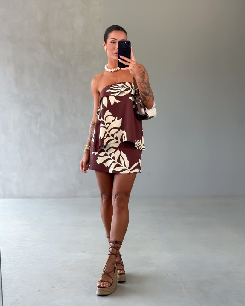 Mulher de pele clara, com conjunto estampado Mocha Mousse