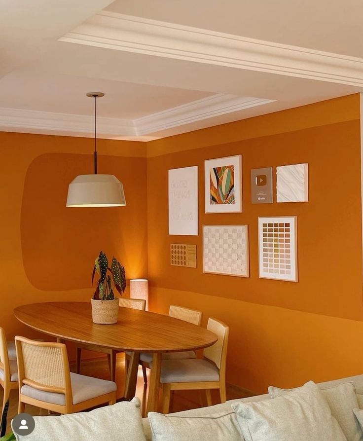 Sala de jantar com paredes em tom de caramelo