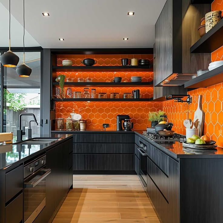 Cozinha com armários pretos e revestimento laranja