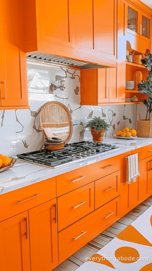 Cozinha com armários em laranja fosco, com bancada e revestimentos brancos com cinza