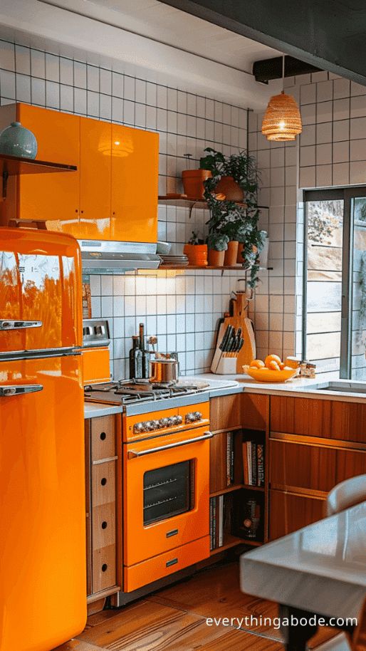 Cozinha com azulejos brancos, geladeira retrô laranja, armário aéreo e fogão laranjas