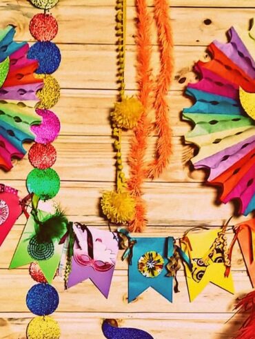 Parede com máscaras, bandeirinhas e enfeites coloridos