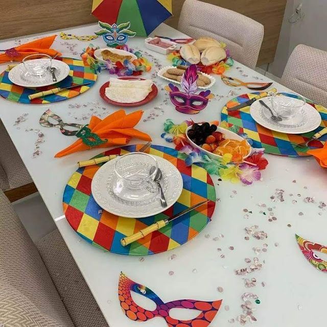 Mesa posta com temática de carnaval, sousplat colorido com máscaras