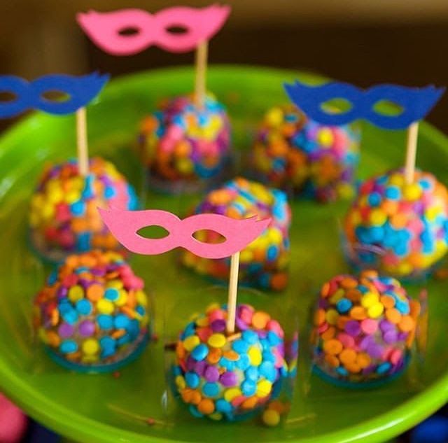 Docinhos com confetes coloridos com mini máscaras