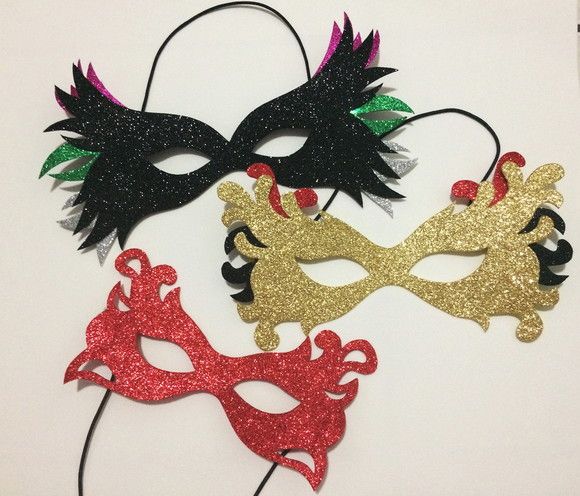 Máscaras preta, vermelha e dourada com glitter