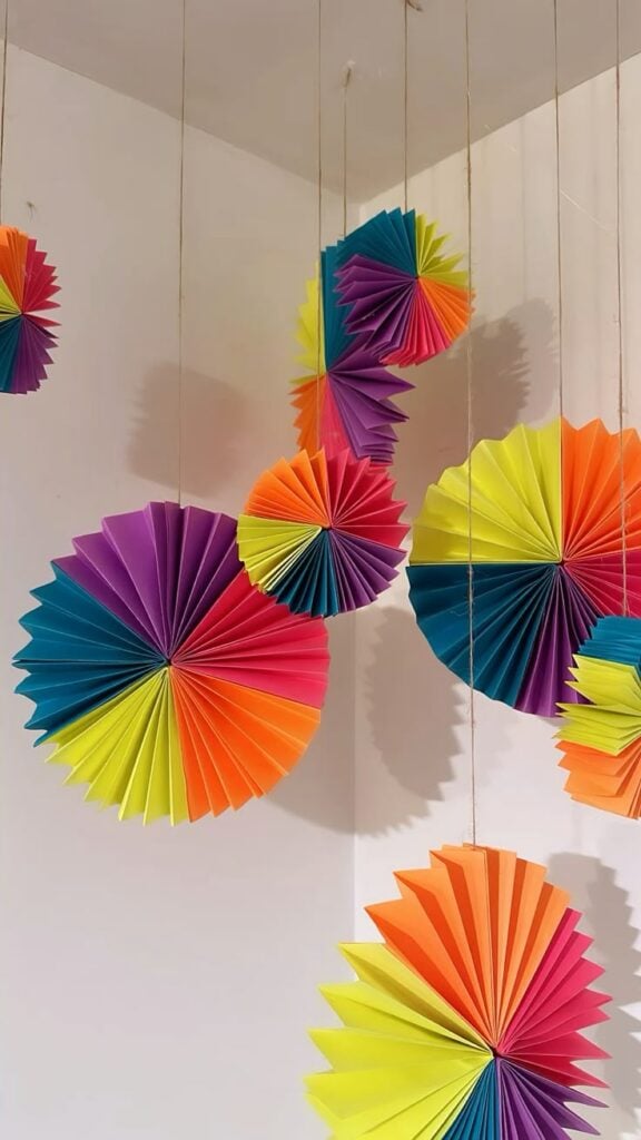 Enfeites de papel dobrado coloridos pendurados no teto