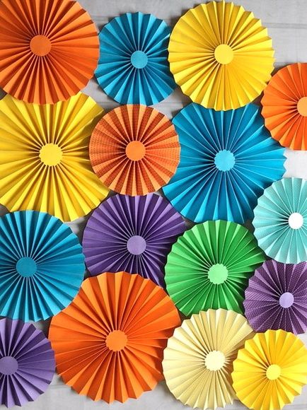 Enfeites coloridos de papel