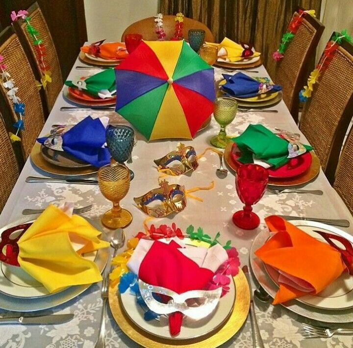 Mesa posta de carnaval com máscaras e guarda-chuva de frevo