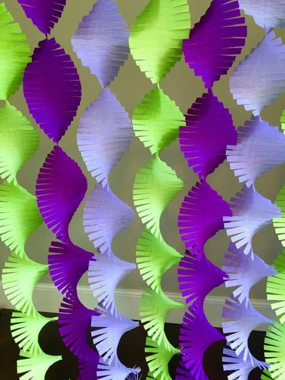 Enfeites de papel crepom em verde, roxo e lilás