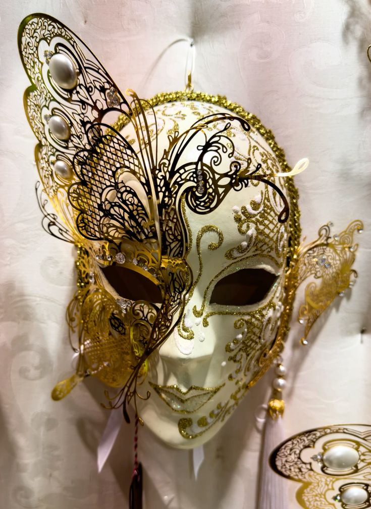 Máscara veneziana em dourado, branco e preto