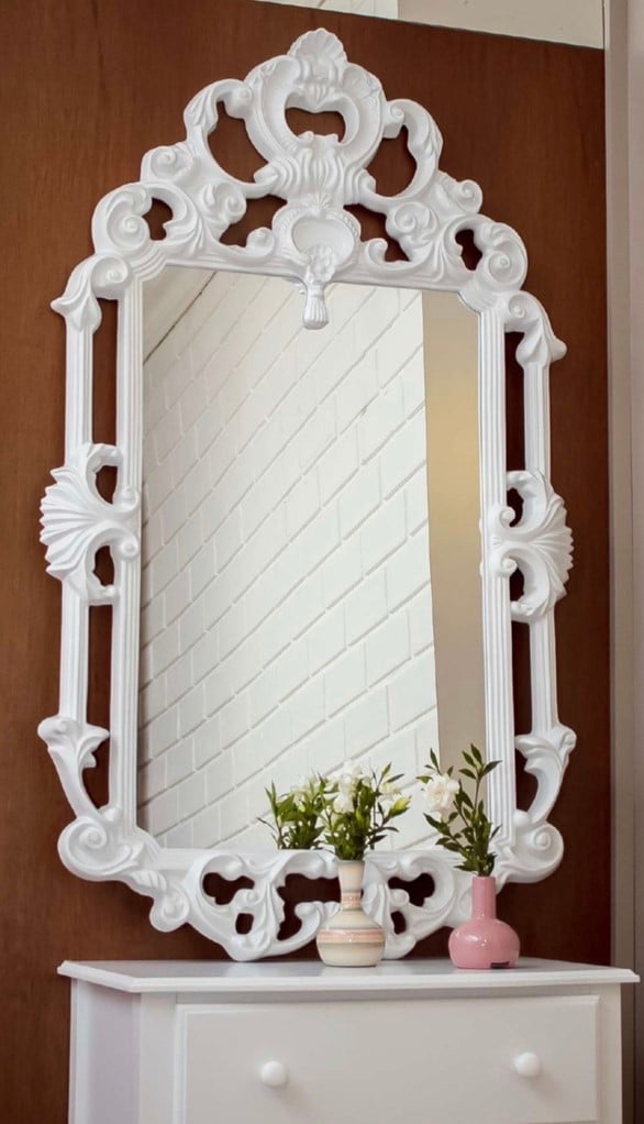Espelho provençal branco acima de móvel branco