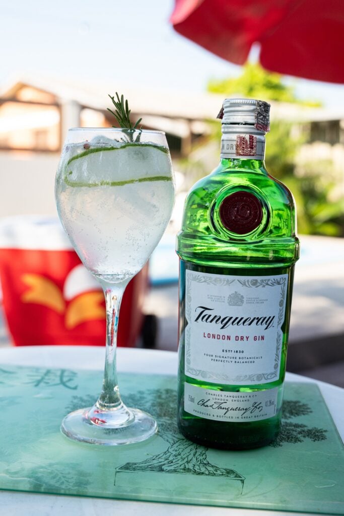 Drink Gin Botanist com Tanqueray