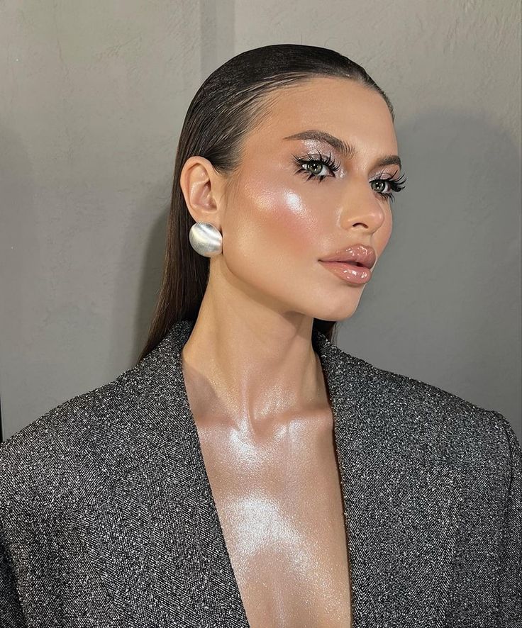 Mulher de pele clara, com blazer colorido, wet hair, acessórios em prata e glossy skin