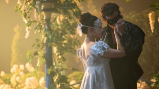 Atores que interpretam Sophie e Benedict em Bridgerton, dançado de máscaras