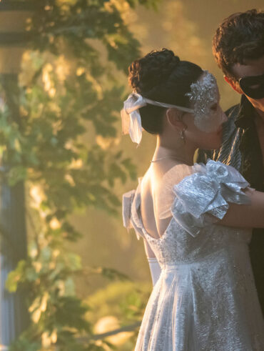Atores que interpretam Sophie e Benedict em Bridgerton, dançado de máscaras