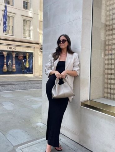 Mulher de pele clara, com blazer e bolsa neutro e chinelo de dedo
