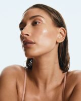 Hailey Bieber em campanha para a Rhode, sua marca de cosméticos