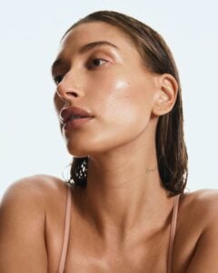 Hailey Bieber em campanha para a Rhode, sua marca de cosméticos