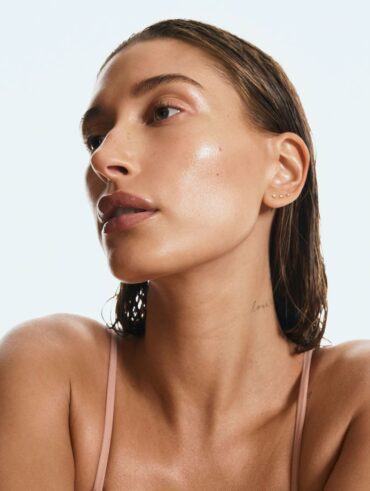 Hailey Bieber em campanha para a Rhode, sua marca de cosméticos