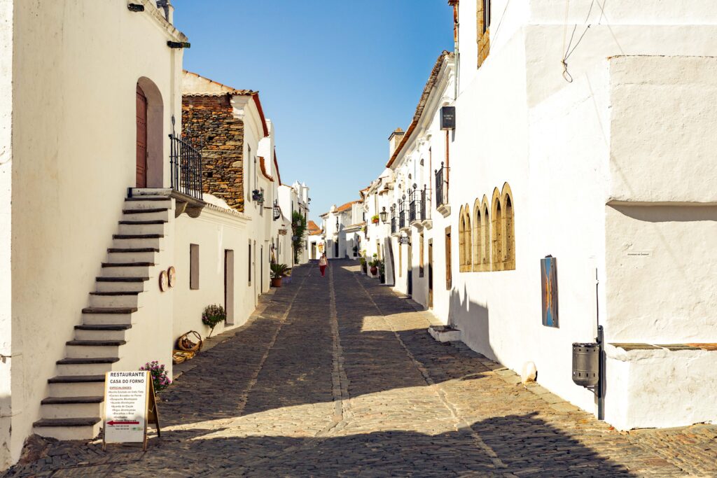 Vila com arquitetura de casas brancas e rua de pedras