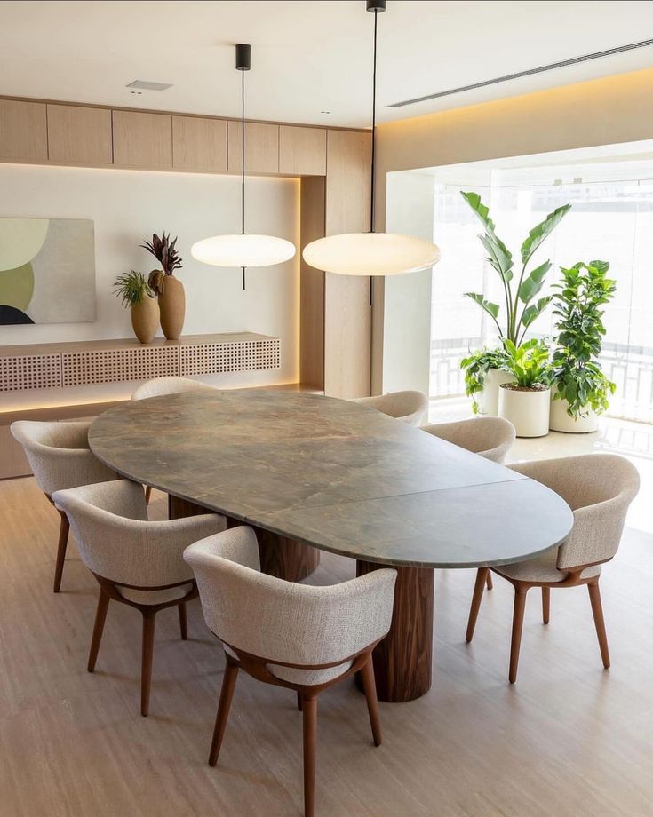 Mesa curvilínea com poltronas de madeira e estofado bege