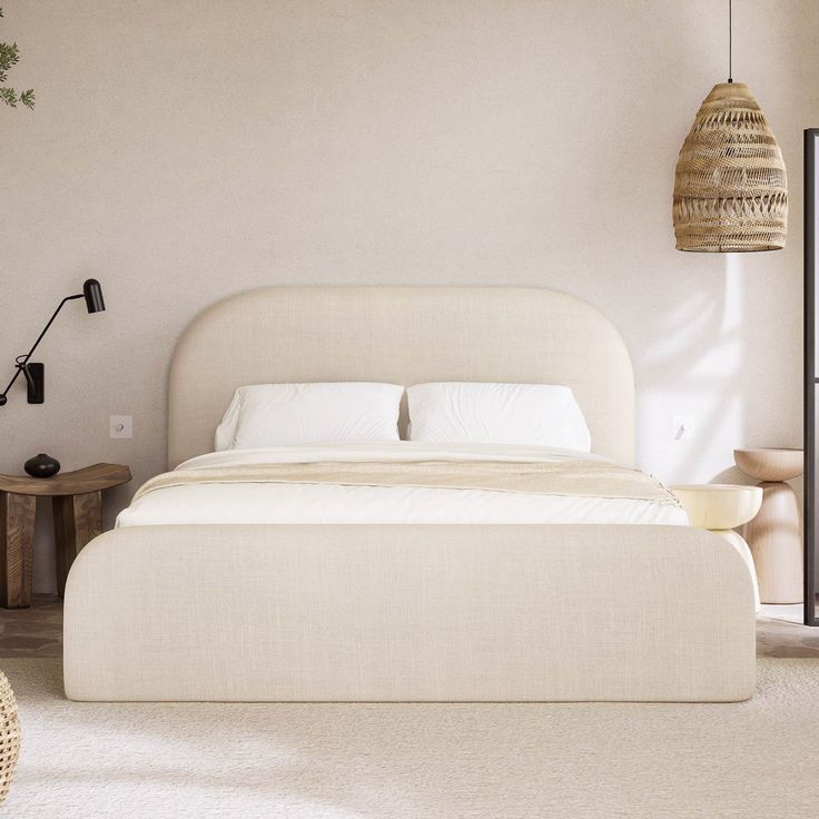 Quarto em tom claro com cama de linhas e cabeceira curva