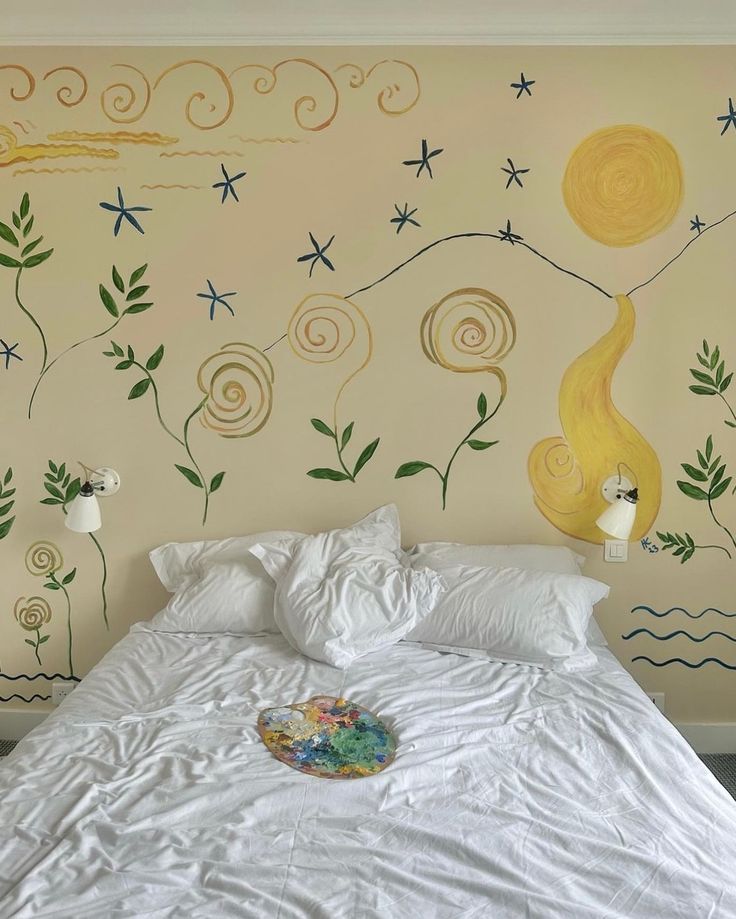 Quarto com parede clara e ramos verdes
