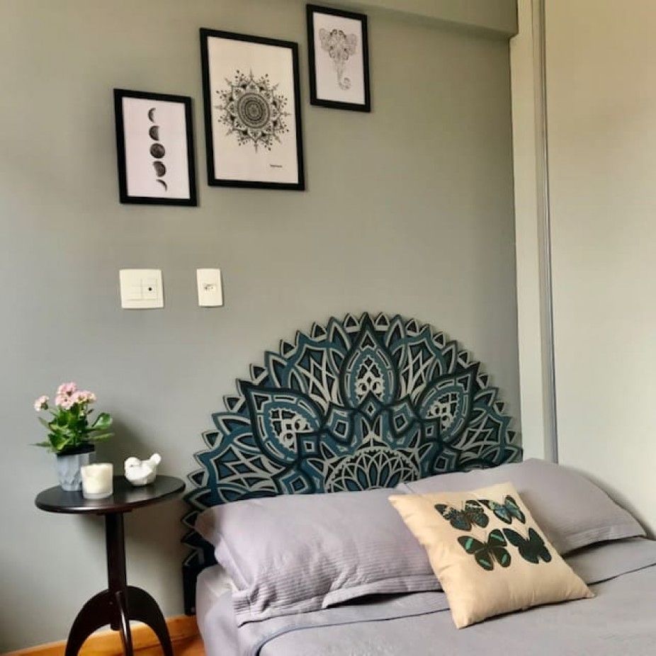 Quarto com cabeceira em formato de adesivo em tons de azul