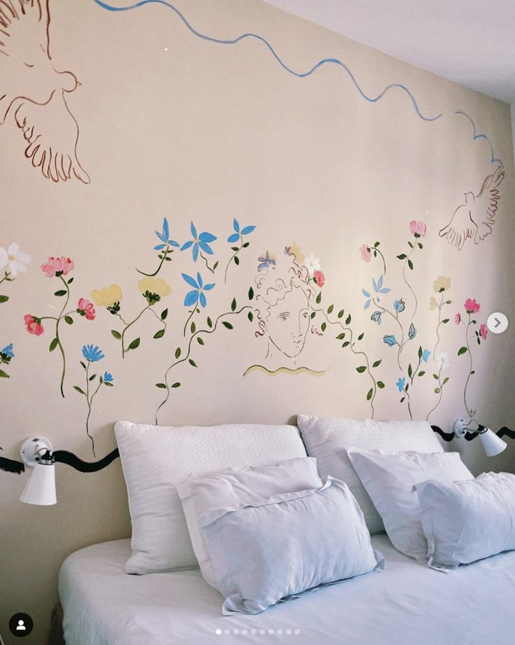 Quarto com desenhos de flores no lugar da cabeceira