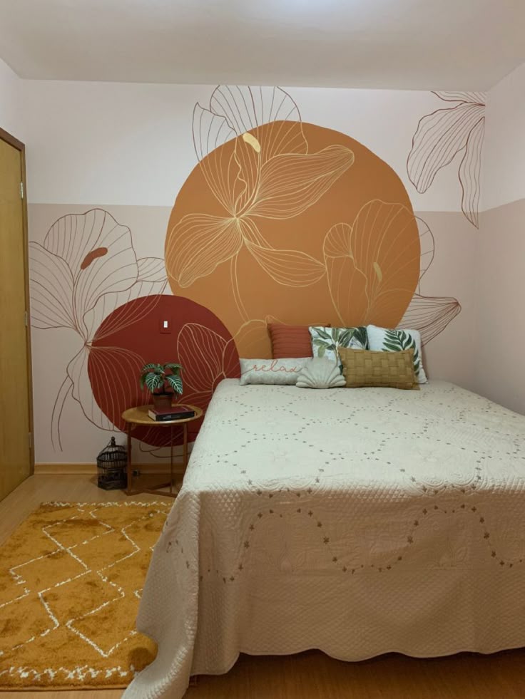 Quarto em tons terrosos com pintura em formato de círculos e flores na parede