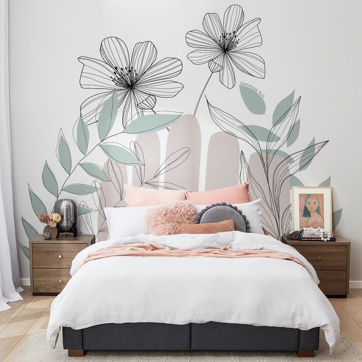 Quarto com mural artístico com flores no lugar da cabeceira