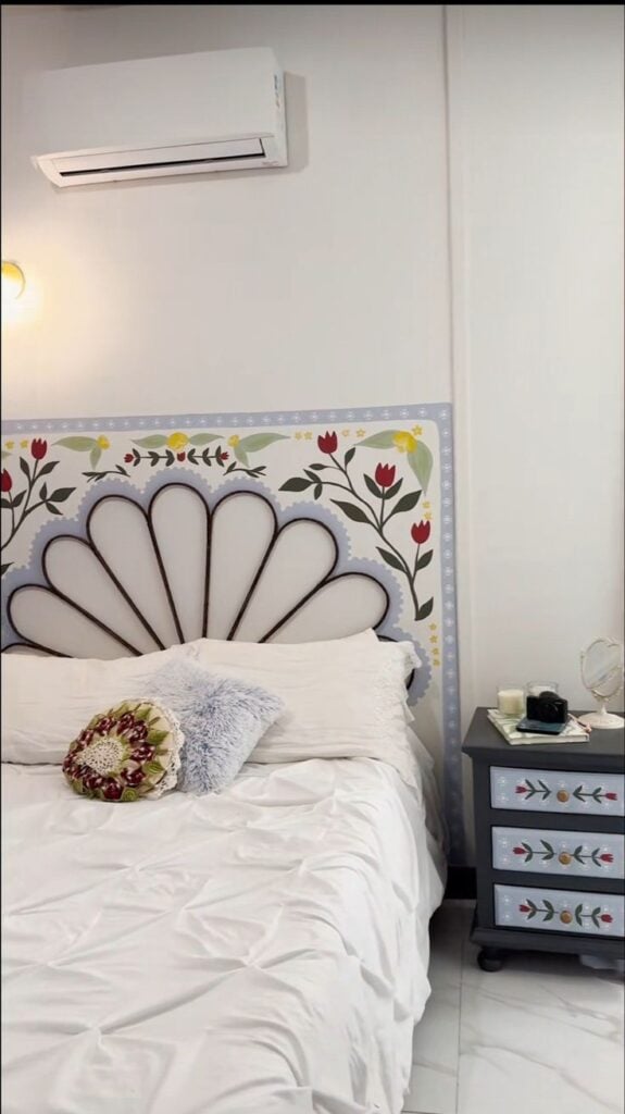 Cabeceira pintada em pétala e com flores vermelhas