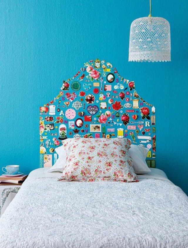 Quarto com parede azul e adesivos que formam a cabeceira