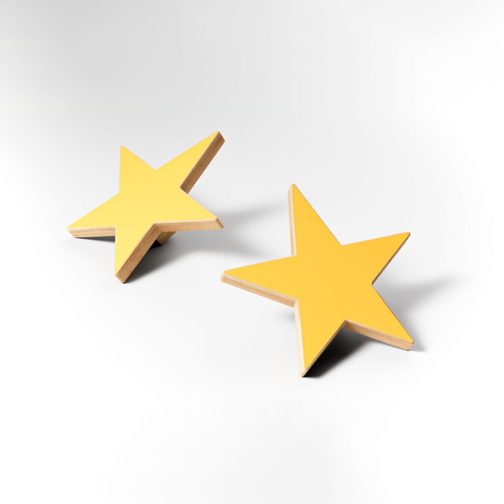 Penduradores de parede amarelos em formato de estrelas