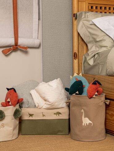 Quarto com cestos organizadores com brinquedos