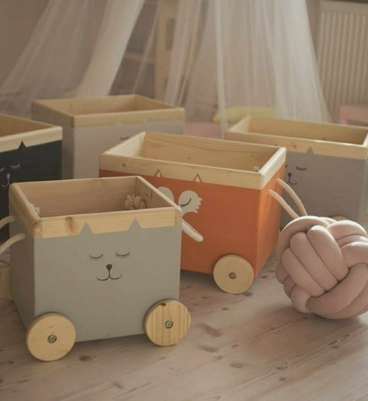 Baús de madeira com desenhos de bichinhos e rodas