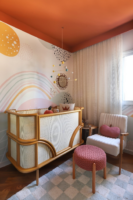 Quarto de bebê com berço, poltrona e pufe, e teto na cor Tamarindo