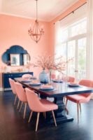 Sala de jantar em azul-marinho e rosa