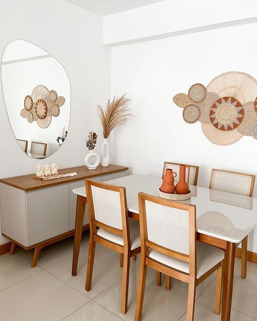 Sala de jantar em madeira e cor neutra com espelho orgânico